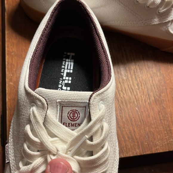NWOT element men’s size 9 white canvas shoes with gum soles. Never worn. NWOT - Picture 4 of 7